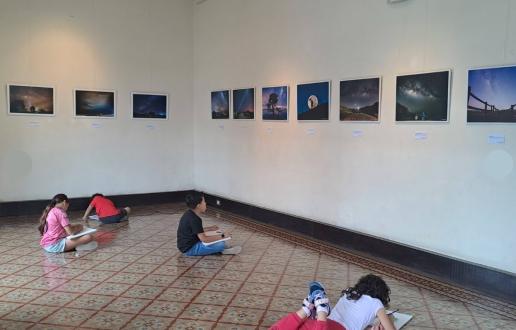 Exposición visitada por jóvenes dibujantes