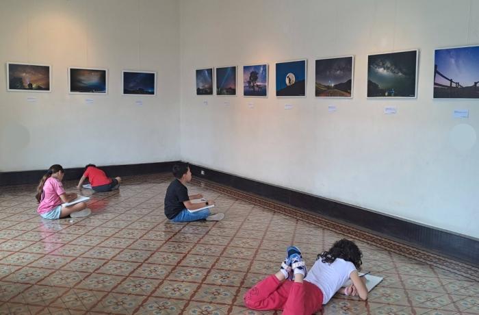 Exposición visitada por jóvenes dibujantes