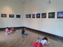 Exposición visitada por jóvenes dibujantes