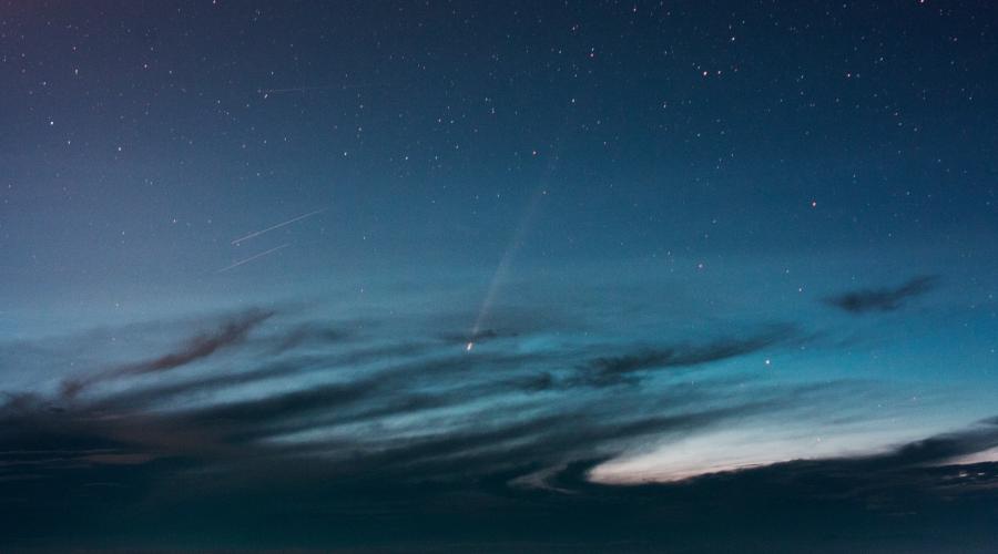 Cometa sobre la constelación de Leo